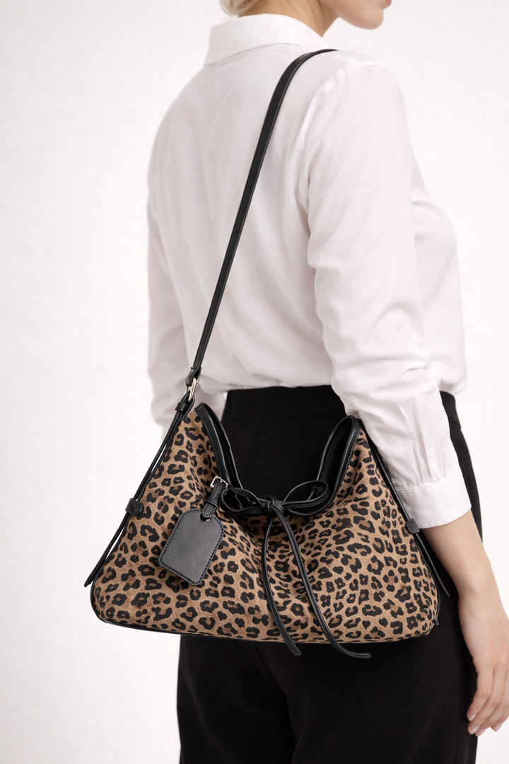 Sac chic léopard pour femme avec bandoulière réglable, idéal pour un look mode et sophistiqué.