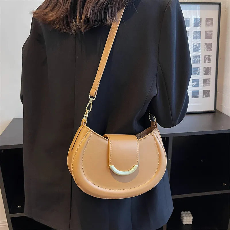 Sac bandoulière Laia pour femme, beige élégant en similicuir, idéal accessoire mode chic au quotidien.