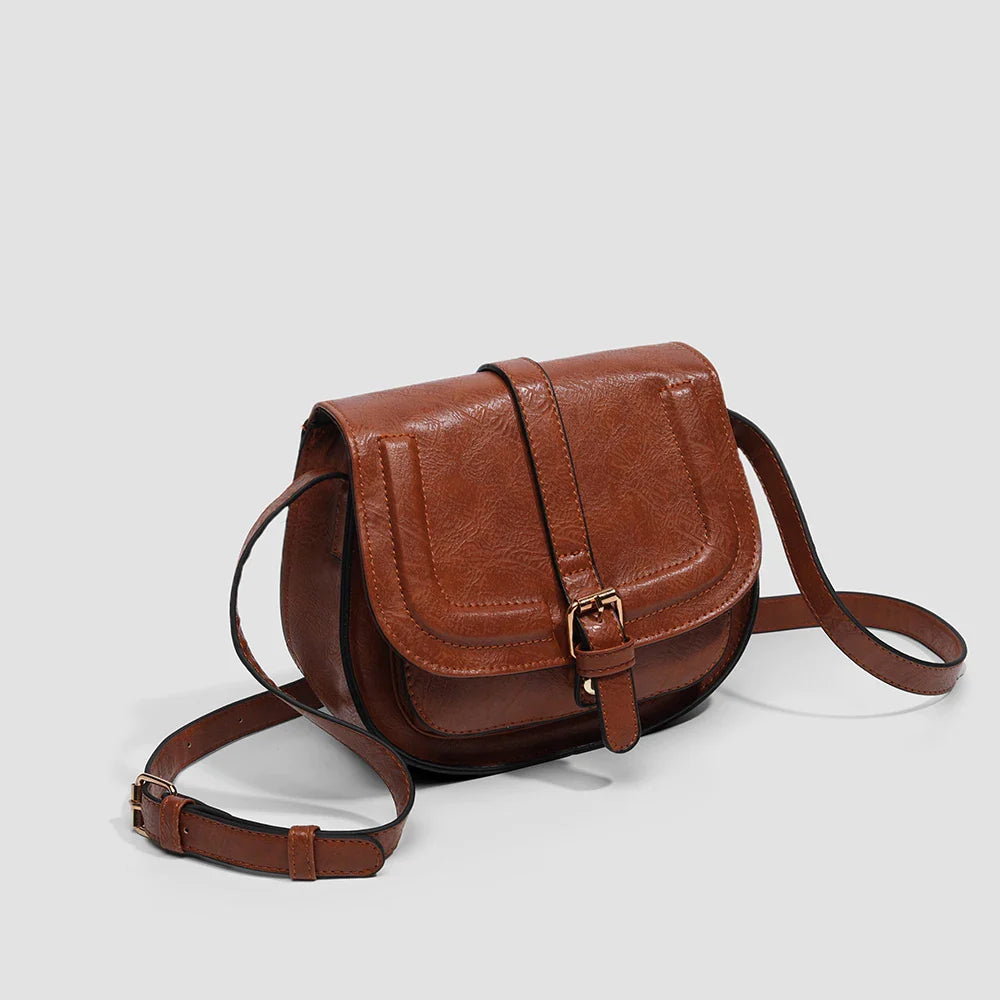 Sac élégant marron pour femme, bandoulière fine, parfait pour un look féminin