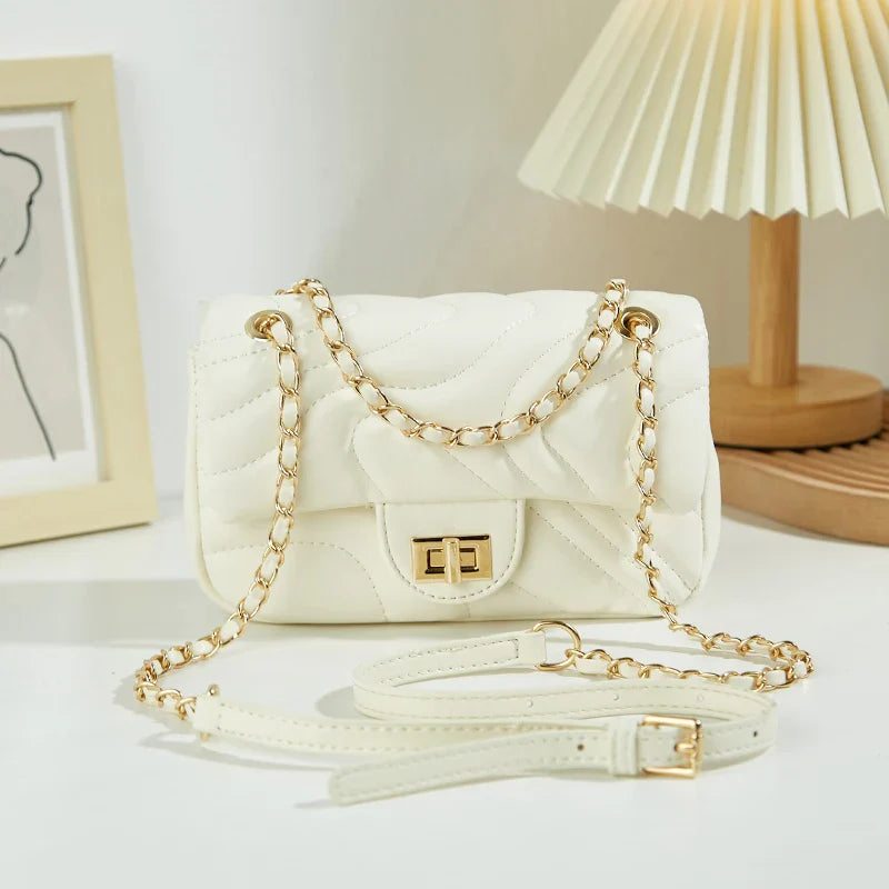 Sac matelassé noir avec bandoulière, idéal comme sac à main ou accessoire de mode femme.