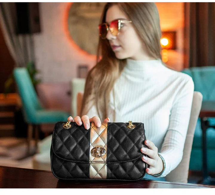Sac bandoulière cuir noir porté épaule par une femme, style moderne et élégant. Parfait pour toutes occasions. Accessoire mode.