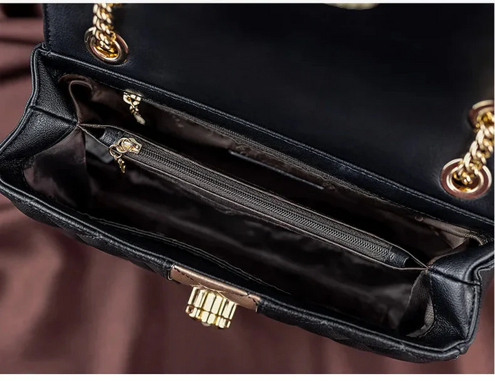 Vue arrière du sac bandoulière femme en cuir noir, avec poche zippée. Pratique pour ranger vos essentiels, très chic.