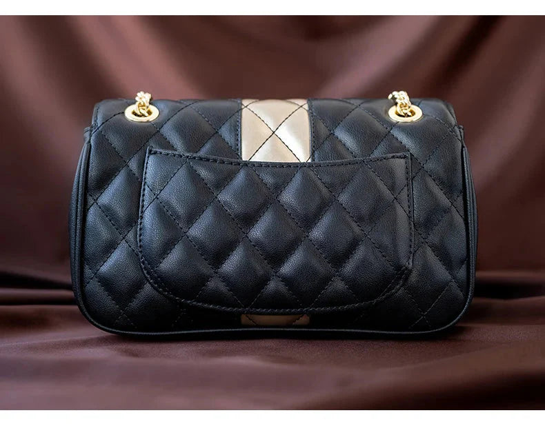 Sac à main bandoulière matelassé noir sur fond blanc. Design intemporel et élégant, un accessoire essentiel pour femme.