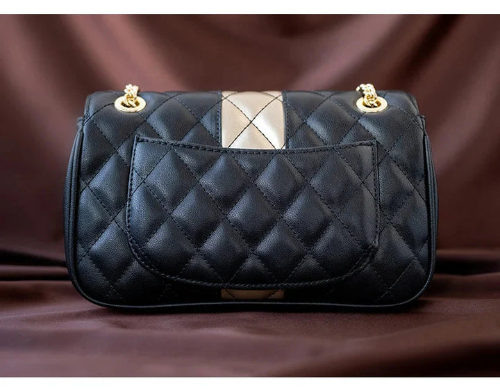 Sac à main bandoulière matelassé noir sur fond blanc. Design intemporel et élégant, un accessoire essentiel pour femme.