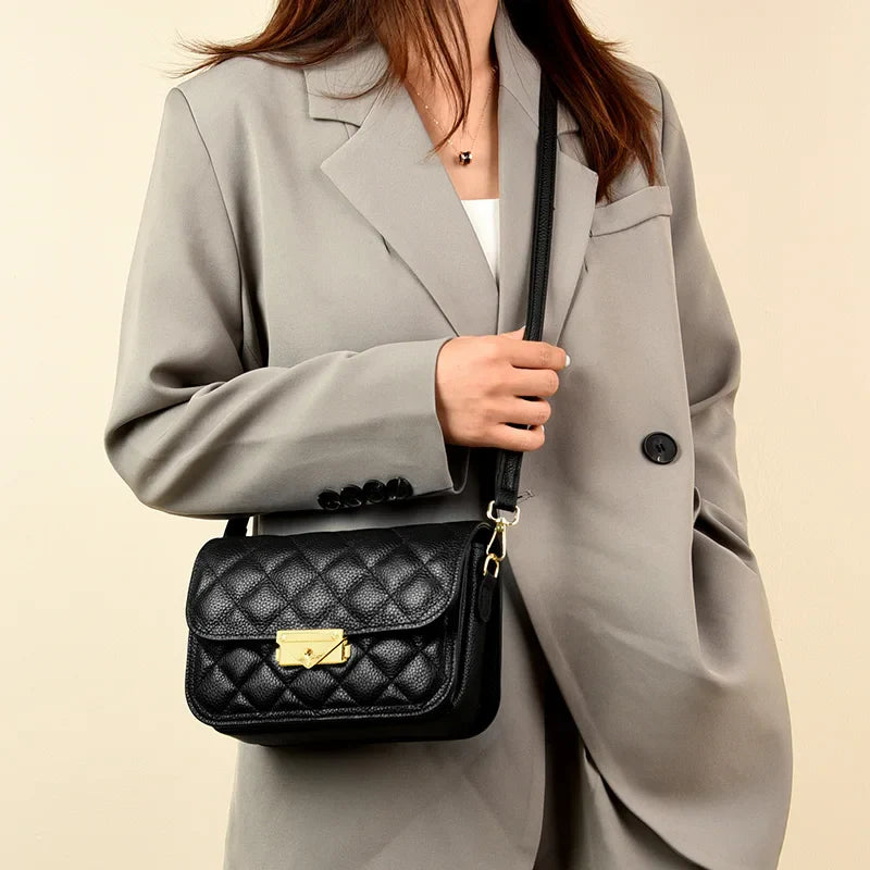 Sac bandoulière matelassé noir élégant, éco-cuir, pour femme, style urbain et fonctionnel.