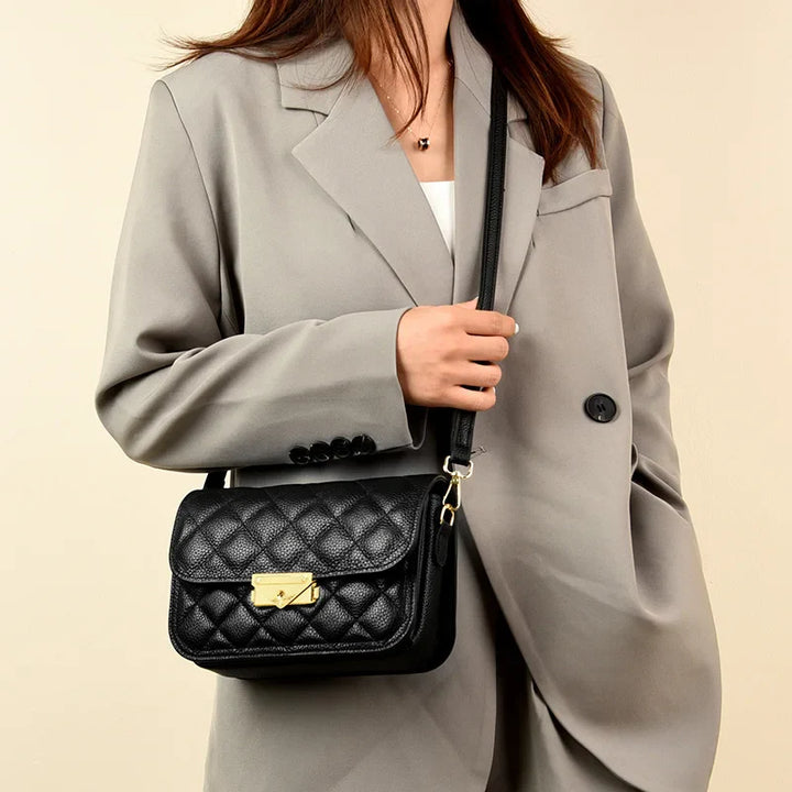 Sac bandoulière matelassé noir élégant, éco-cuir, pour femme, style urbain et fonctionnel.