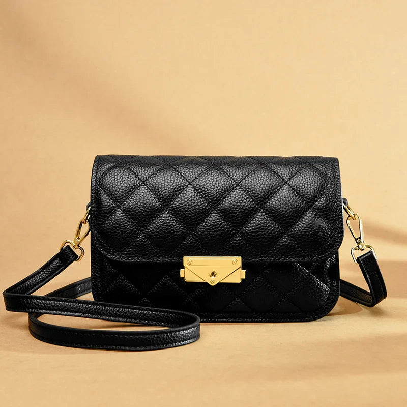 Sac femme matelassé en éco-cuir, bandoulière ajustable, accessoire chic pour look urbain.