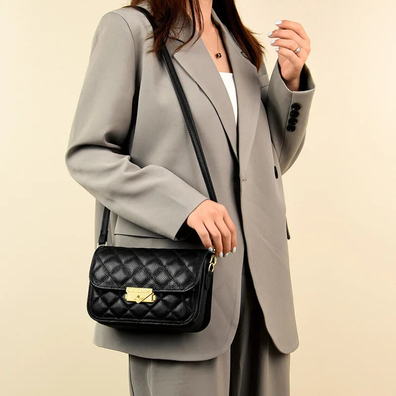 Accessoire femme: sac matelassé sophistiqué, bandoulière pratique en éco-cuir noir.