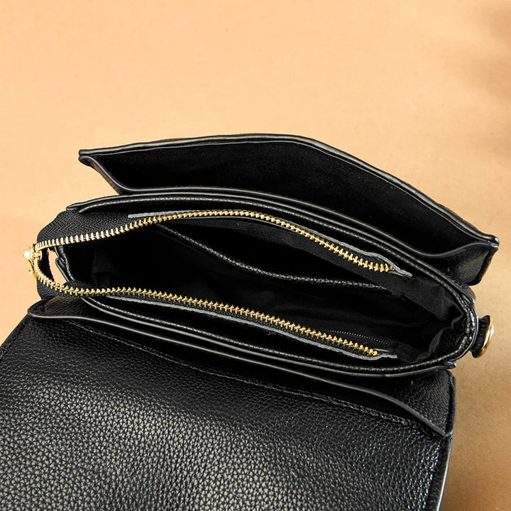 Élégant sac bandoulière matelassé en éco-cuir noir, accent mode pour femme active.