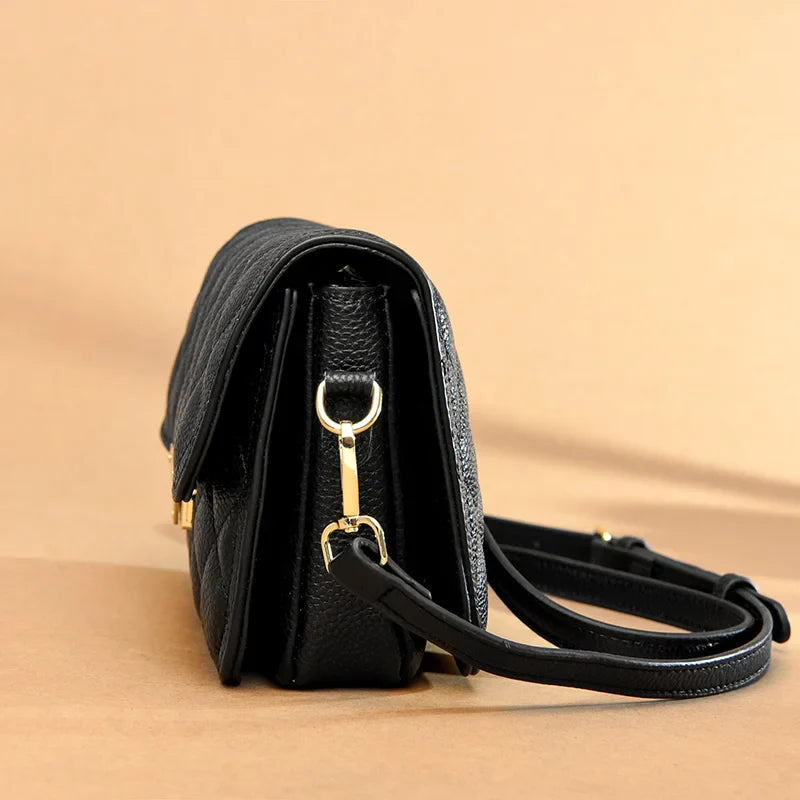 Sac bandoulière multifonctionnel matelassé pour femme, éco-cuir, esprit urbain décontracté.