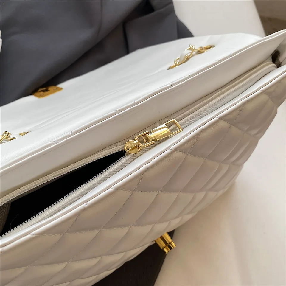 Sac bandoulière matelassé noir, élégant et compact, parfait pour transporter l'essentiel pour femme.