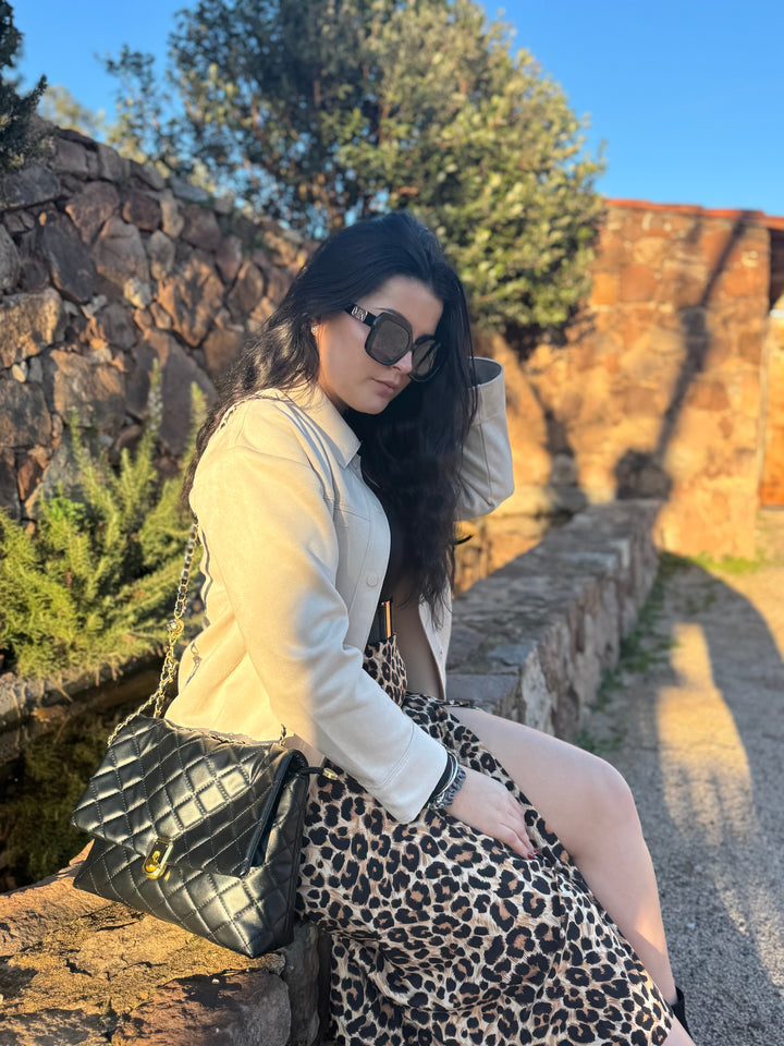 Sac bandoulière matelassé pour femme, design classique et intemporel en matériau synthétique durable.