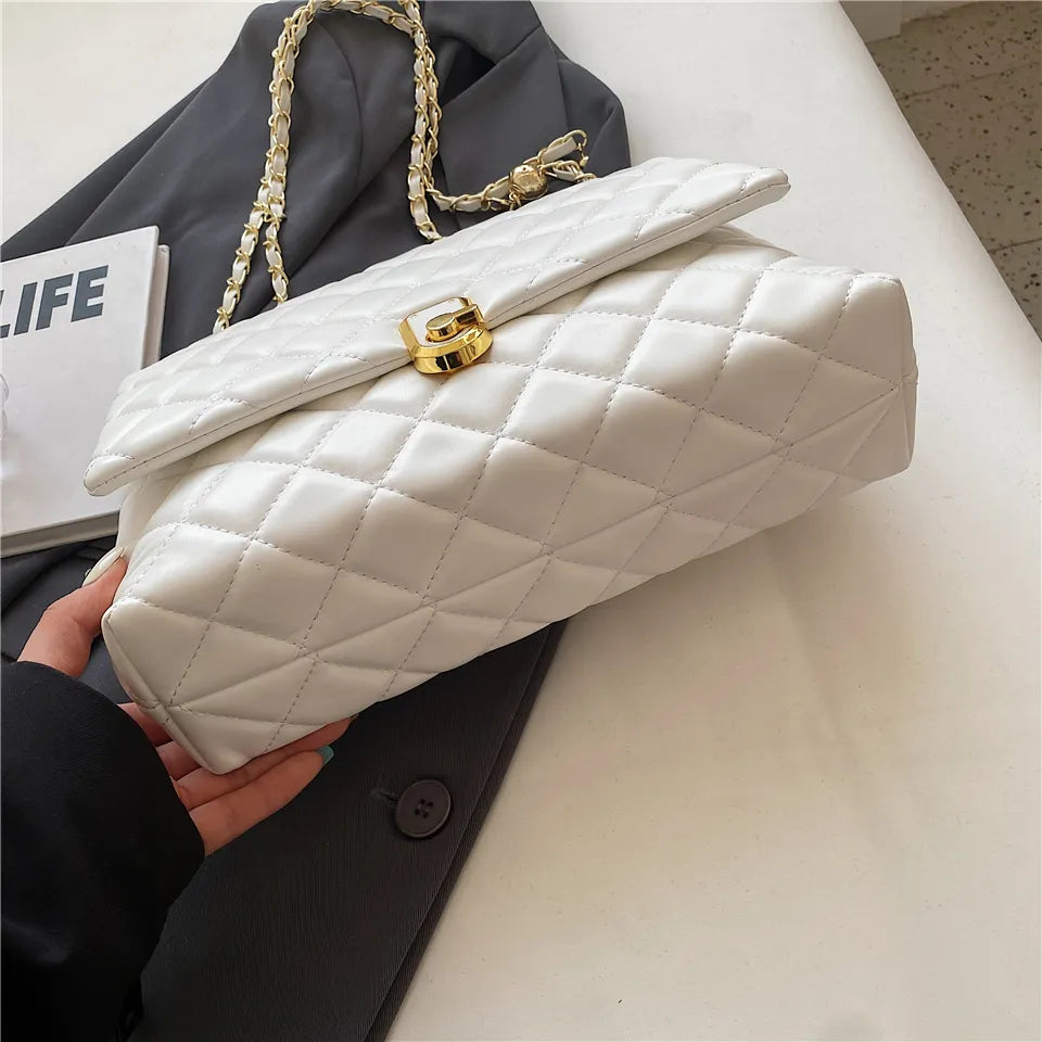 Vue de côté d'un sac bandoulière matelassé femme, montrant la profondeur et les coutures discrètes.