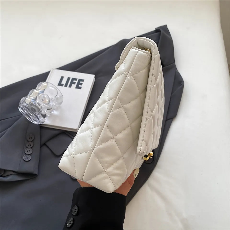 Sac bandoulière femme matelassé avec anse ajustable en chaîne et synthétique, élégance et fonctionnalité.