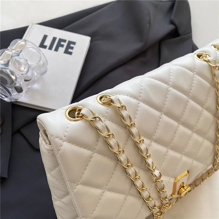 Ensemble de trois sacs bandoulière matelassés en différentes couleurs pour femme, accessoire mode essentiel.