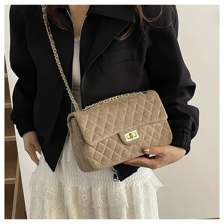 Sac bandoulière matelassé noir pour femme, chaîne dorée. Accessoire mode chic, sac épaule élégant.