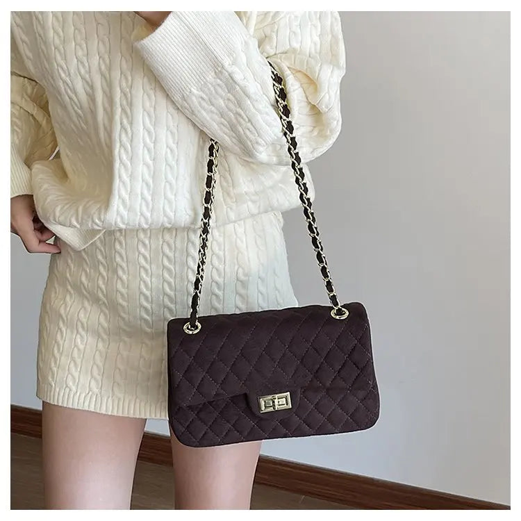 Sac bandoulière matelassé pour femme, design chic avec chaîne. Idéal accessoire mode quotidien ou soirée.