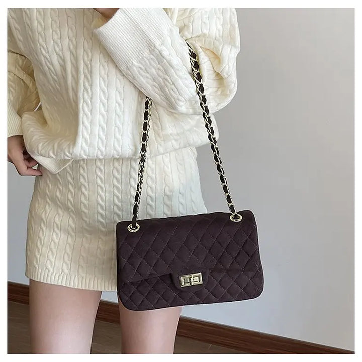 Sac bandoulière matelassé pour femme, design chic avec chaîne. Idéal accessoire mode quotidien ou soirée.