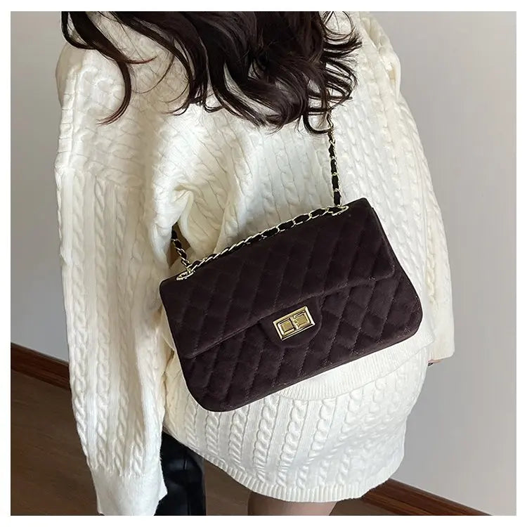 Vue frontale du sac bandoulière matelassé femme, détail chaîne. Sac chic et tendance pour toute occasion.