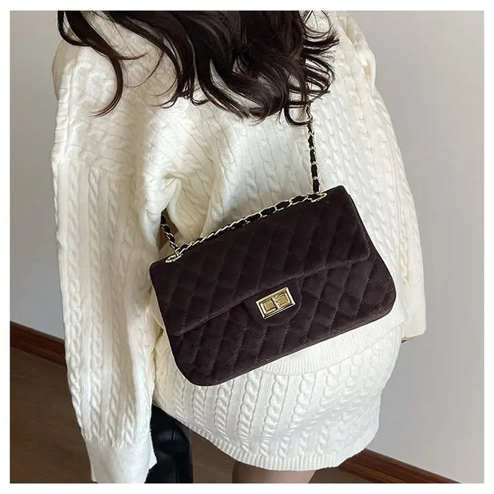 Vue frontale du sac bandoulière matelassé femme, détail chaîne. Sac chic et tendance pour toute occasion.