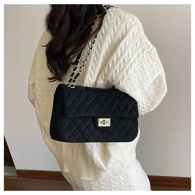 Sac bandoulière femme matelassé en suédine, avec chaîne. Élégant sac épaule, parfait accessoire mode chic.