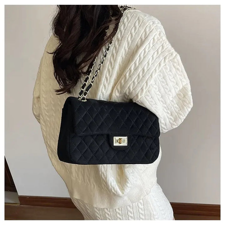 Sac bandoulière femme matelassé en suédine, avec chaîne. Élégant sac épaule, parfait accessoire mode chic.