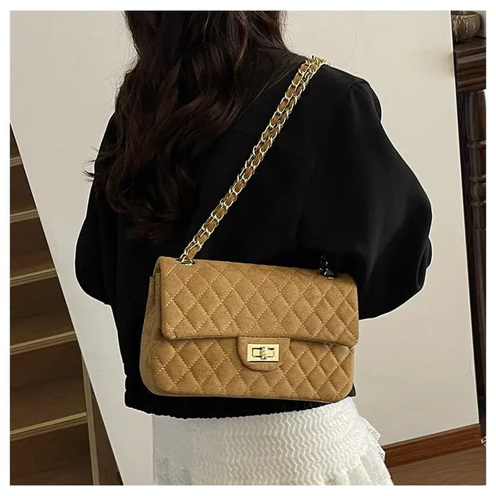 Sac bandoulière matelassé femme à chaîne, parfait pour essentiels quotidiens. Sac élégant et pratique.
