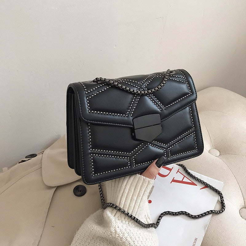 Sac bandoulière matelassé noir végan, élégant et chic pour femme