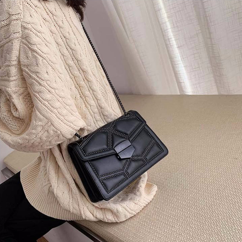 Sac matelassé noir végan avec bandoulière, parfait pour un look chic et tendance