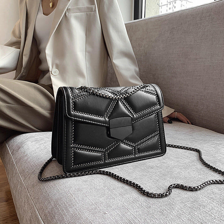 Accessoire femme : sac bandoulière noir matelassé, un classique élégant et pratique