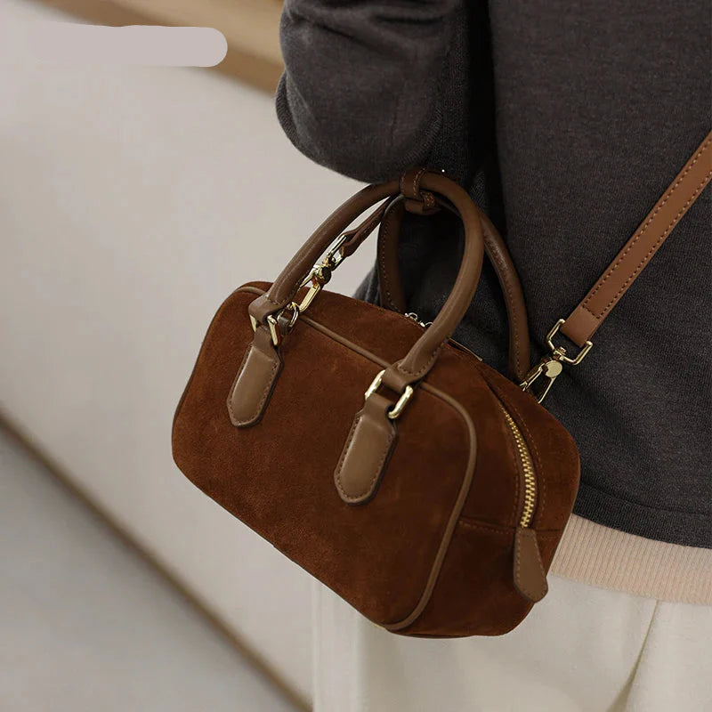 Sac bandoulière Nala pour femme en daim camel. Petit, élégant et vintage, un accessoire chic.