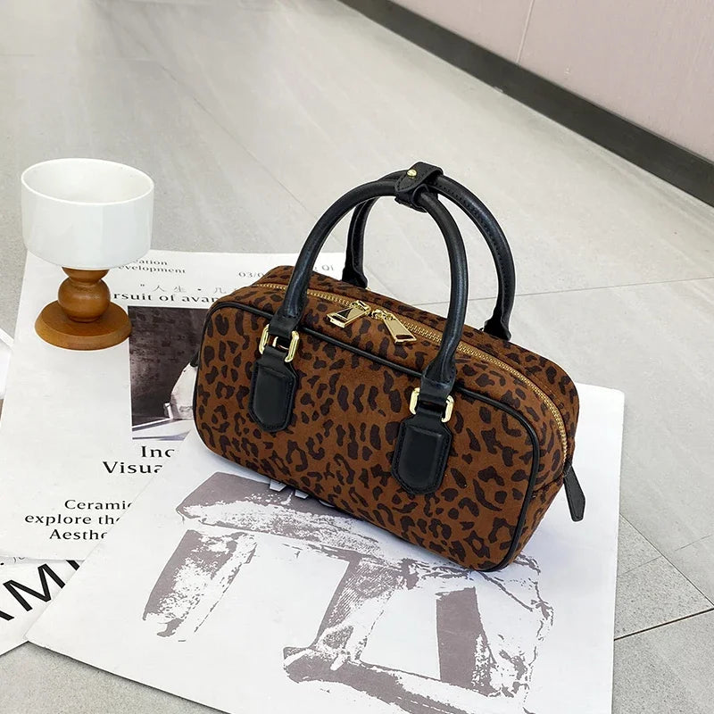 Sac bandoulière femme Nala en daim marron. Style chic et vintage, petit accessoire polyvalent.