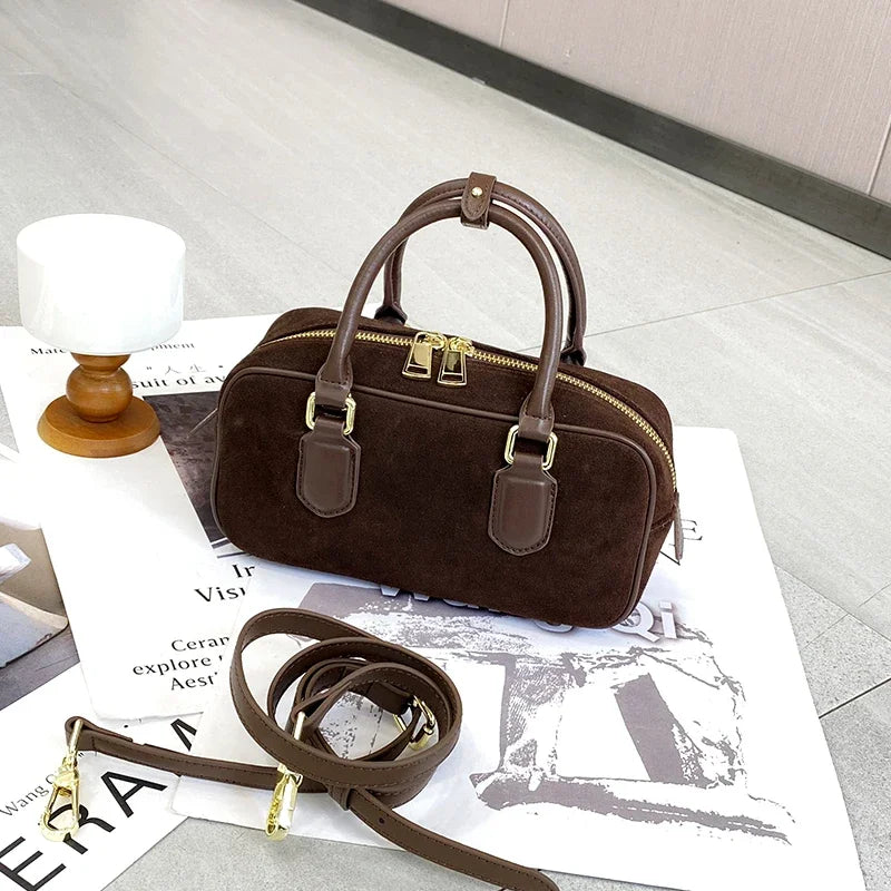 Sac bandoulière Nala en daim pour femme. Petit, élégant, couleur marron/camel, un accessoire chic intemporel.