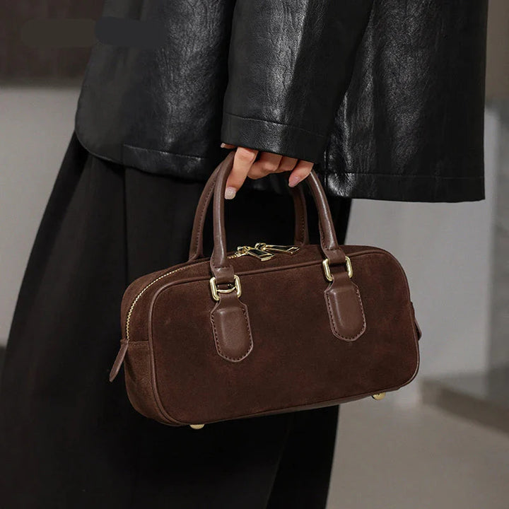 Mini sac à main Nala en daim marron pour femme. Design vintage chic, parfait accessoire mode.