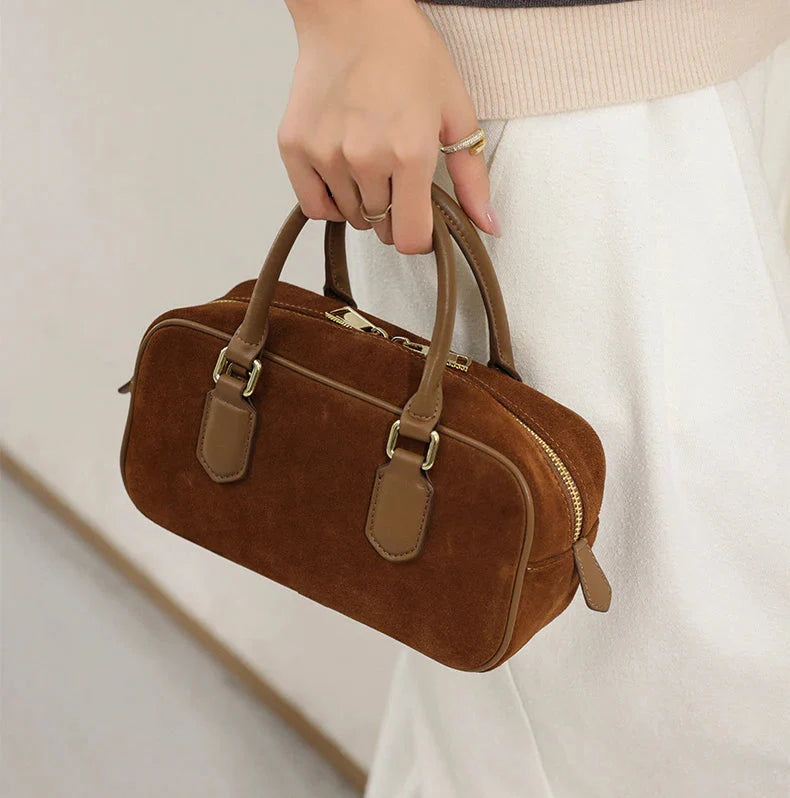 Sac bandoulière Nala en daim camel pour femme. Format mini, style vintage chic, accessoire élégant.