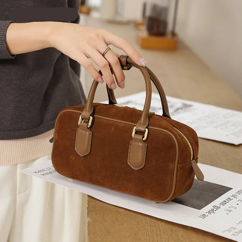 Petit sac Nala en daim marron avec bandoulière. Accessoire femme chic et intemporel, touche vintage.