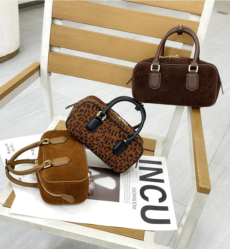 Sac bandoulière femme en daim camel, Nala. Mini taille, look élégant et vintage, parfait accessoire.