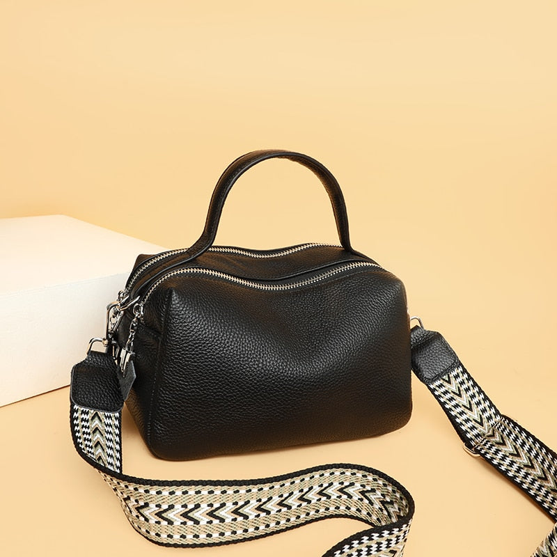 Sac bandoulière noir femme en cuir souple, style minimaliste et chic, idéal pour le quotidien.