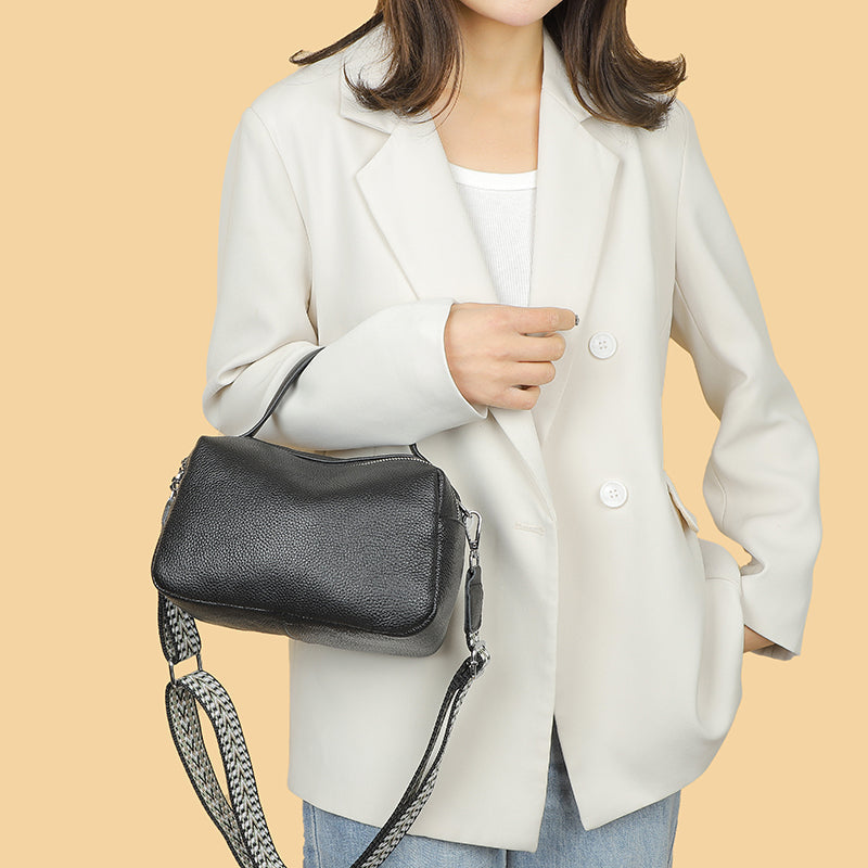 Sac à main bandoulière élégant pour femme, en cuir noir souple, parfait pour un usage quotidien et chic.
