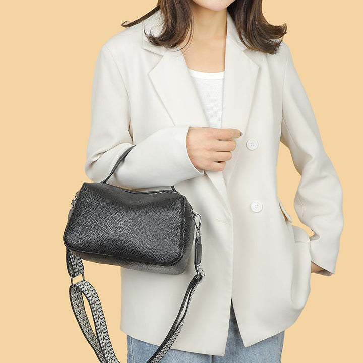 Sac à main bandoulière élégant pour femme, en cuir noir souple, parfait pour un usage quotidien et chic.