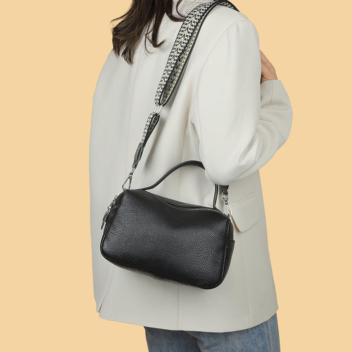 Sac épaule femme noir design minimaliste, en cuir souple, accessoire chic et versatile pour toute occasion.