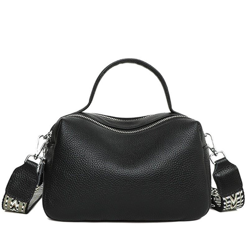 Sac bandoulière noir femme, cuir souple, léger et pratique à l'épaule, idéal pour un look quotidien.