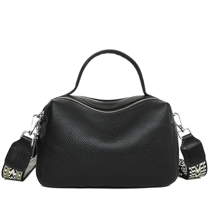 Sac bandoulière noir femme, cuir souple, léger et pratique à l'épaule, idéal pour un look quotidien.