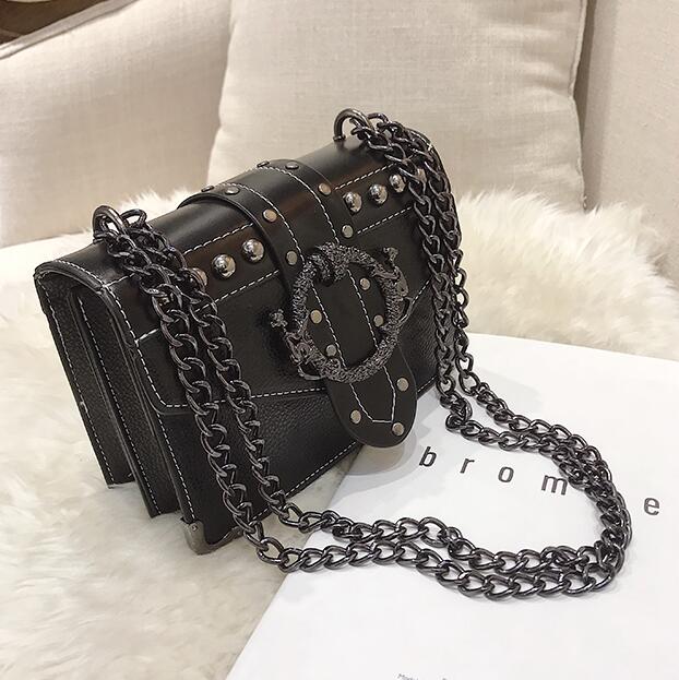 Sac bandoulière noir femme en similicuir avec chaîne élégante pour un look chic et mode au quotidien.
