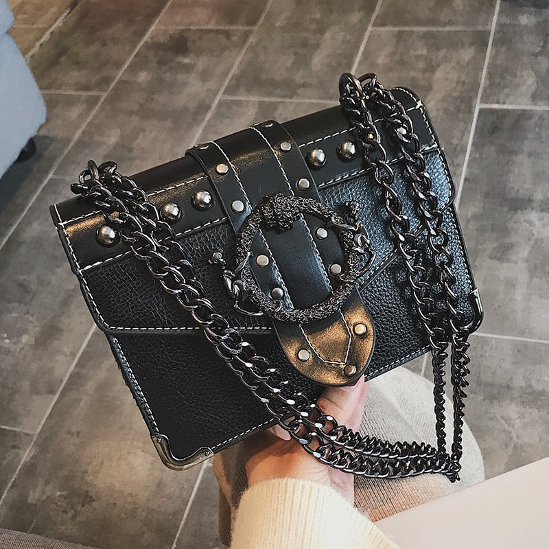 Élégant sac bandoulière noir femme en similicuir avec chaîne, accessoire de mode chic et polyvalent.