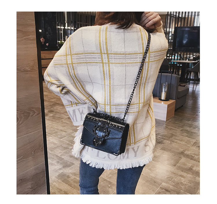 Sac bandoulière noir chic pour femme, avec détails chaîne, parfait pour le quotidien et les sorties élégantes.