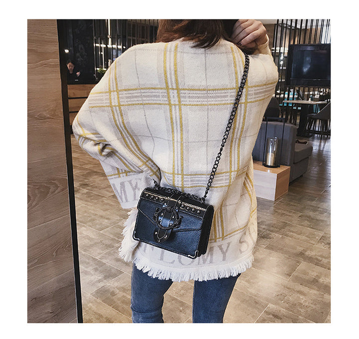 Sac bandoulière noir chic pour femme, avec détails chaîne, parfait pour le quotidien et les sorties élégantes.