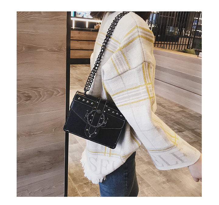 Sac à main bandoulière noir femme, design moderne avec chaîne, en similicuir, idéal accessoire mode.