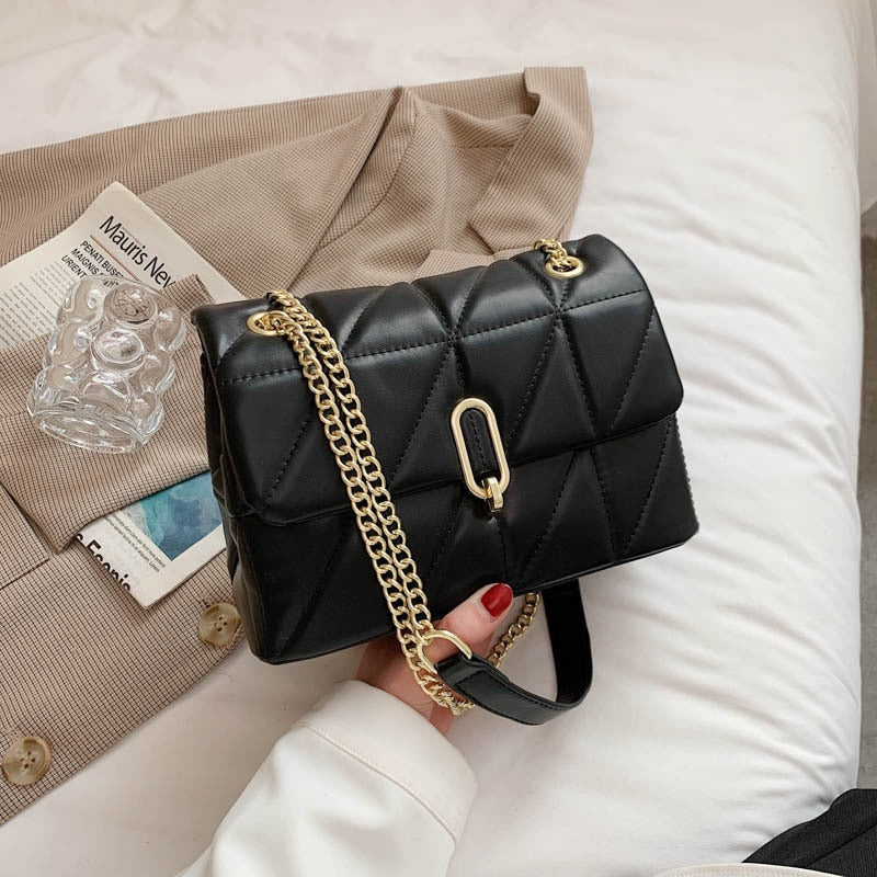 Sac bandoulière noir élégant pour femme, avec chaîne dorée chic et texture matelassée en cuir PU.