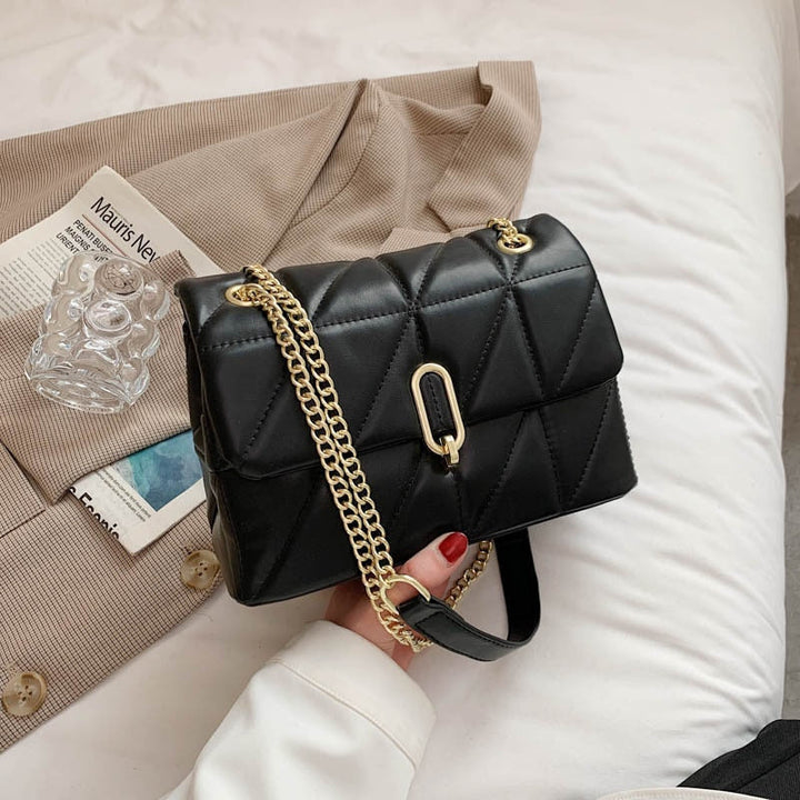 Sac bandoulière noir élégant pour femme, avec chaîne dorée chic et texture matelassée en cuir PU.